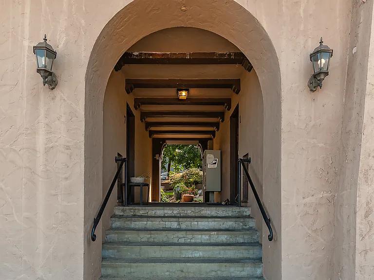 Vista Court — Photo 2