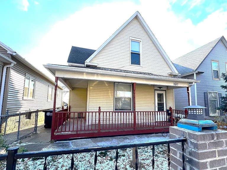 1611 Oak St — Photo 1