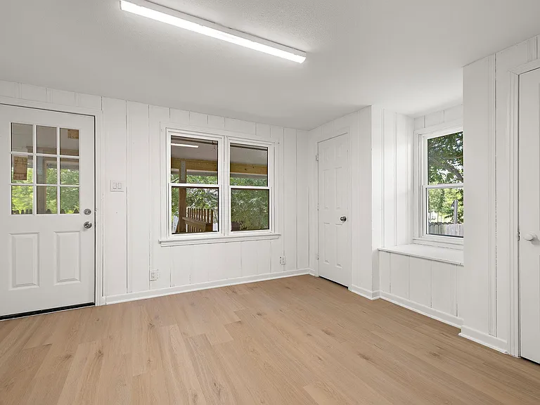 1301 Sloan St — Photo 15