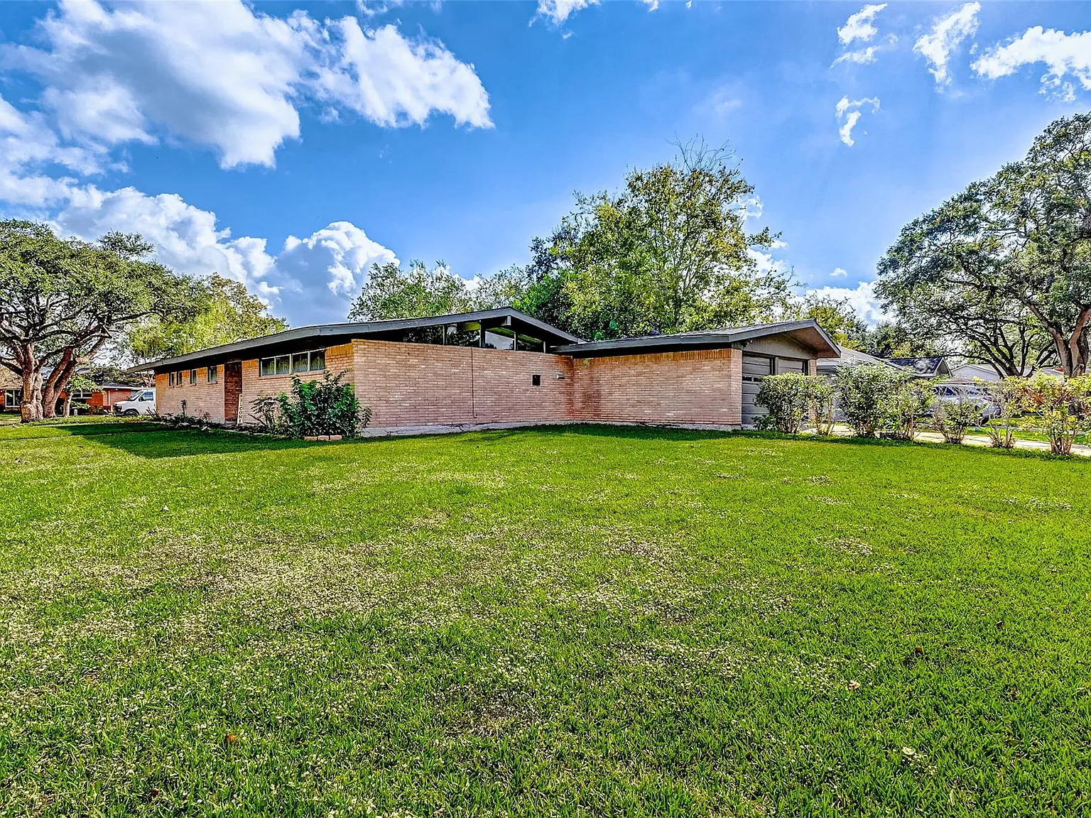 4 bed, 2.0 bath, 2130 sqft, $2,195 — Photo 3