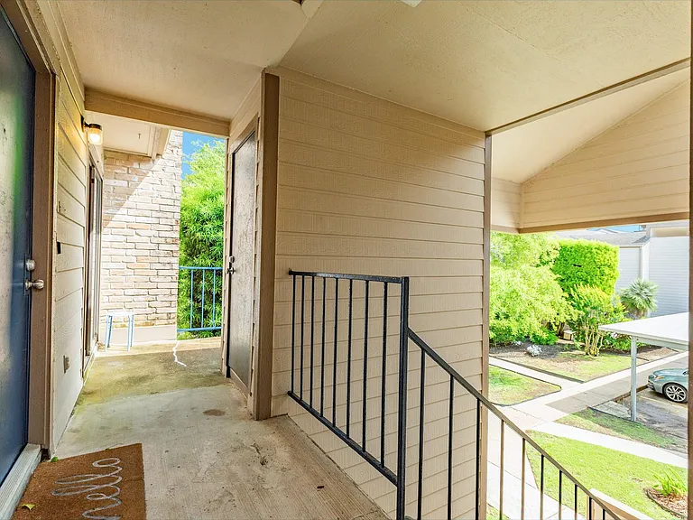7098 N Holiday Dr — Photo 4