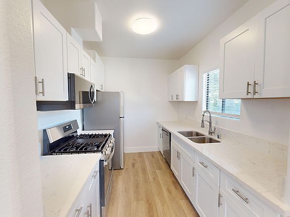 3rd image of 5804 Woodman Ave #1
