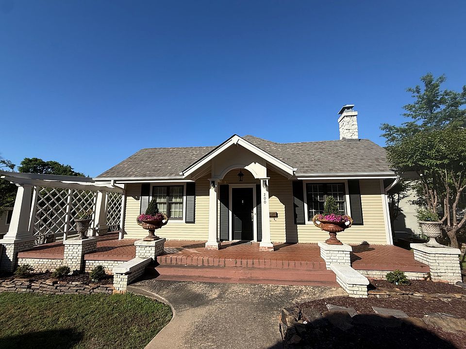 1st image of 200 Ridgeway Dr