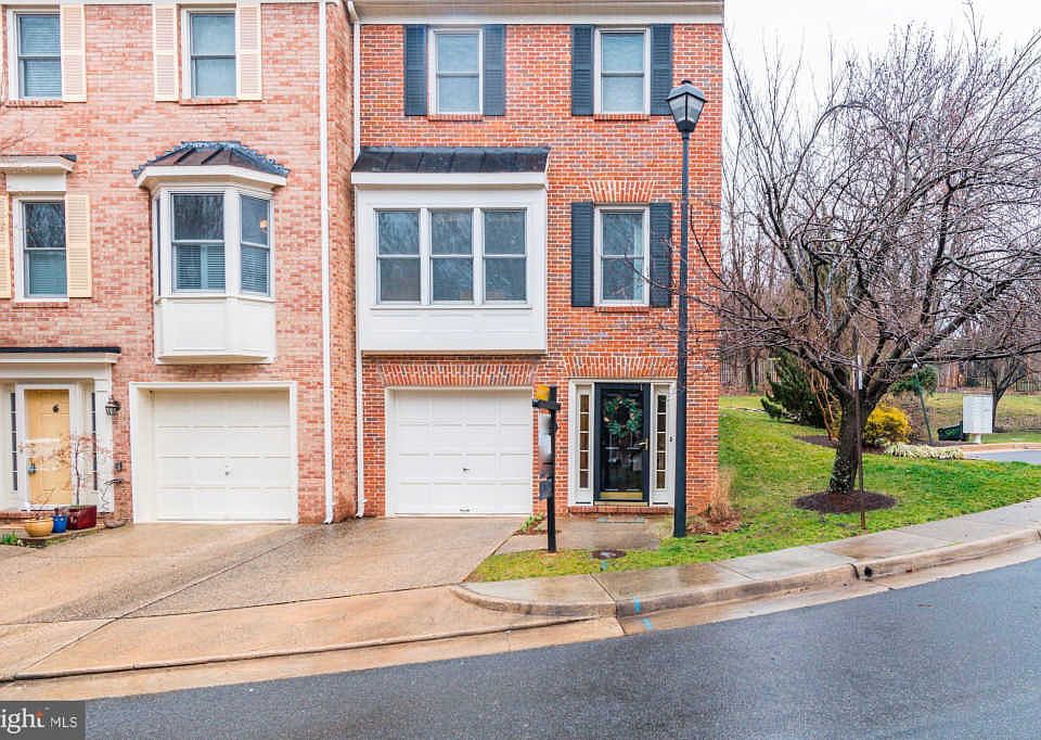 1st image of 31 Carriage House Cres