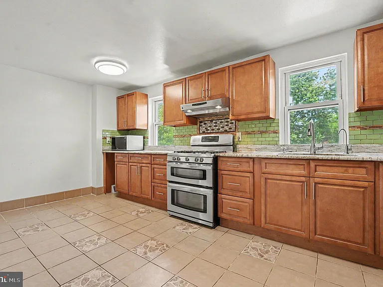 653 Franklin St — Photo 13