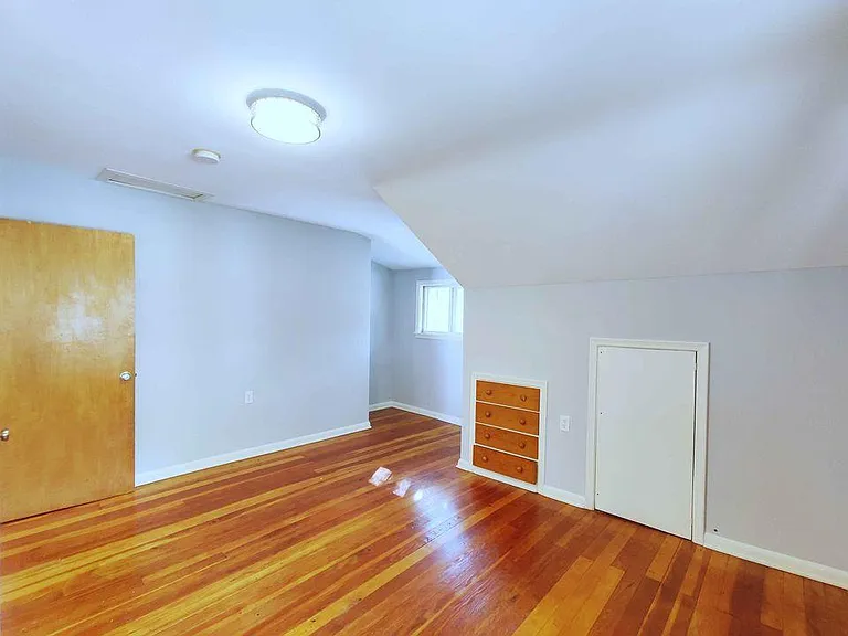 334 Albert St S — Photo 8