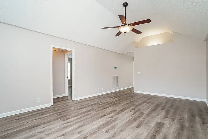 3 bed, 2.0 bath, 1510 sqft, $2,145 — Photo 4