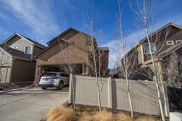4 bed, 3.5 bath, 2455 sqft, $2,650 — Photo 2