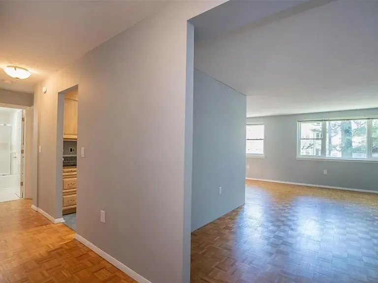 887 Farmington Ave #1E — Photo 11