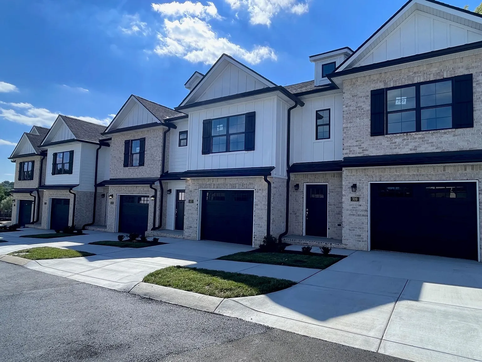 3 bed, 2.5 bath, 1518 sqft, $1,995 — Photo 2