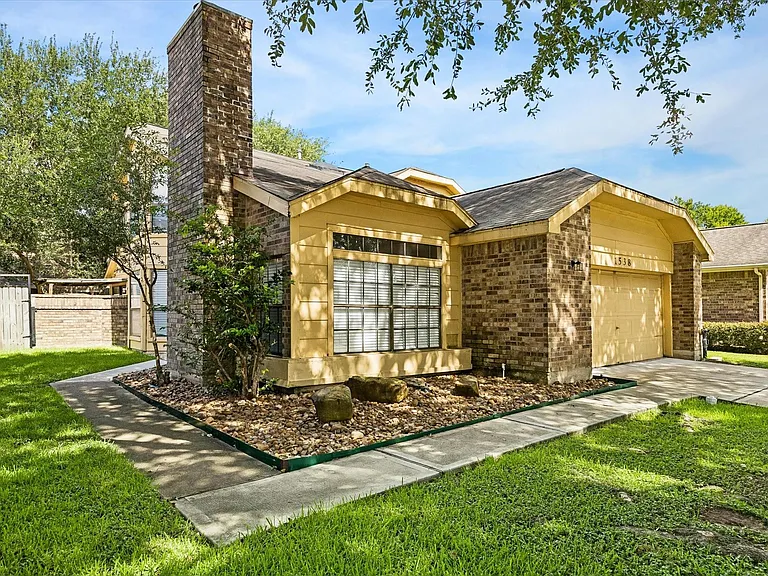 1538 Ainsdale Dr — Photo 3