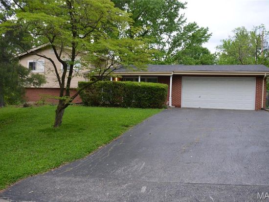 6 Village Dr, Saint Louis, MO 63146