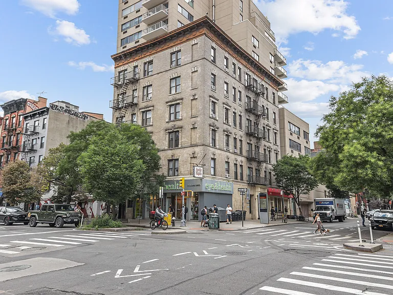 242 E 10th St #19 — Photo 7