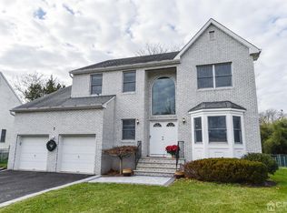 7 Rory Ct, Edison, NJ 08820