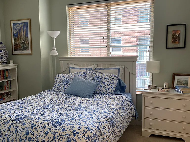 Guest bedroom with bed (a different layout)