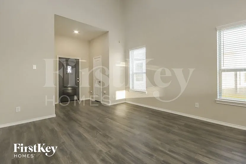4 bed, 2.5 bath, 2220 sqft, $2,485 — Photo 4