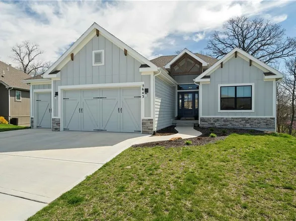 5643 Thousand Oaks Dr, Parkville, MO 64152