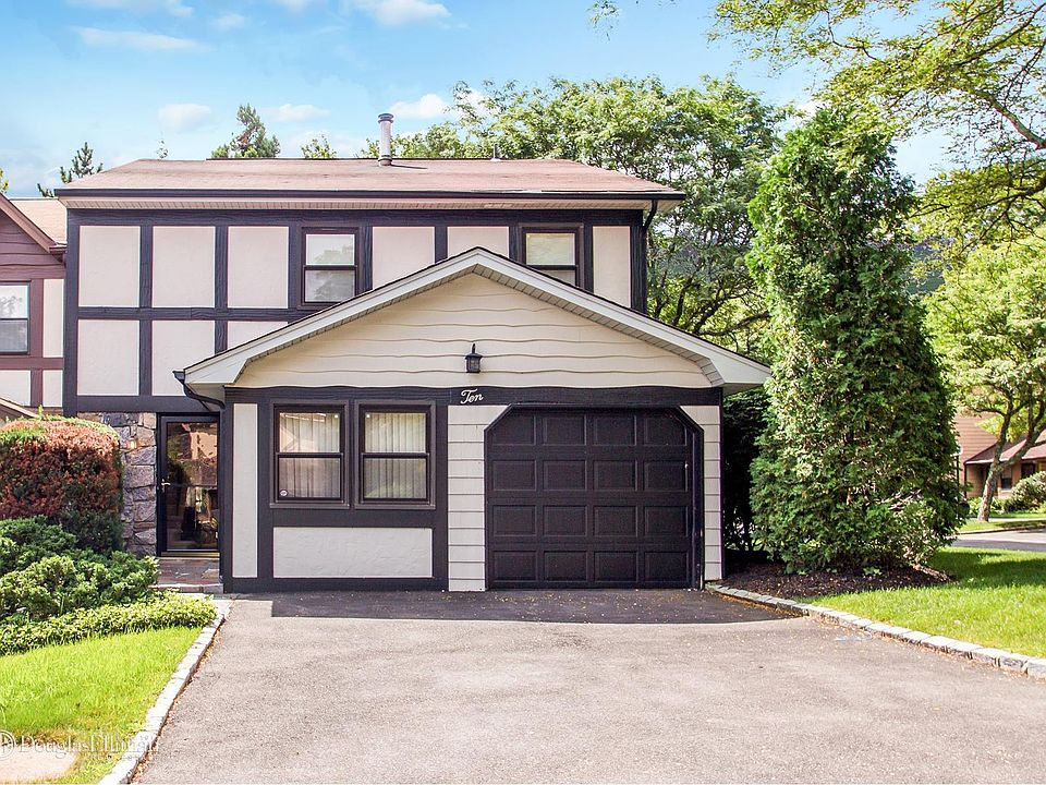 1st image of 10 Village Ln