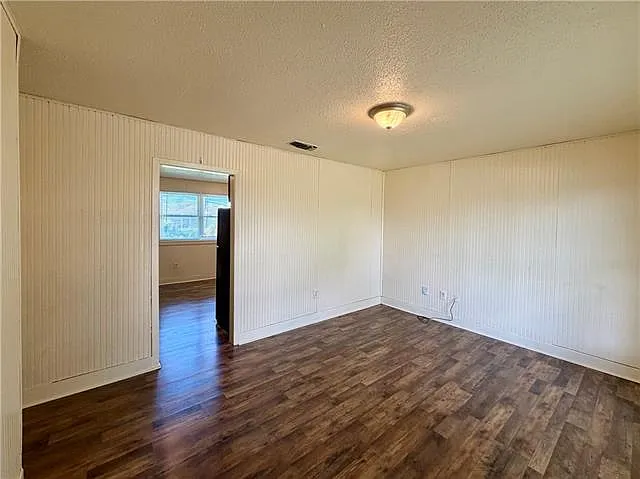 3 bed, 1.0 bath, 900 sqft, $1,400 — Photo 2