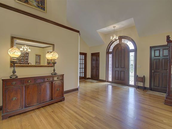 5th image of 917 Rosewood Dr