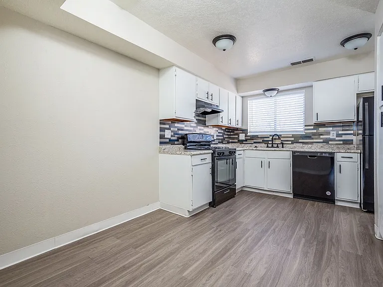 Spacious 2-Bedroom Townhomes — Photo 20