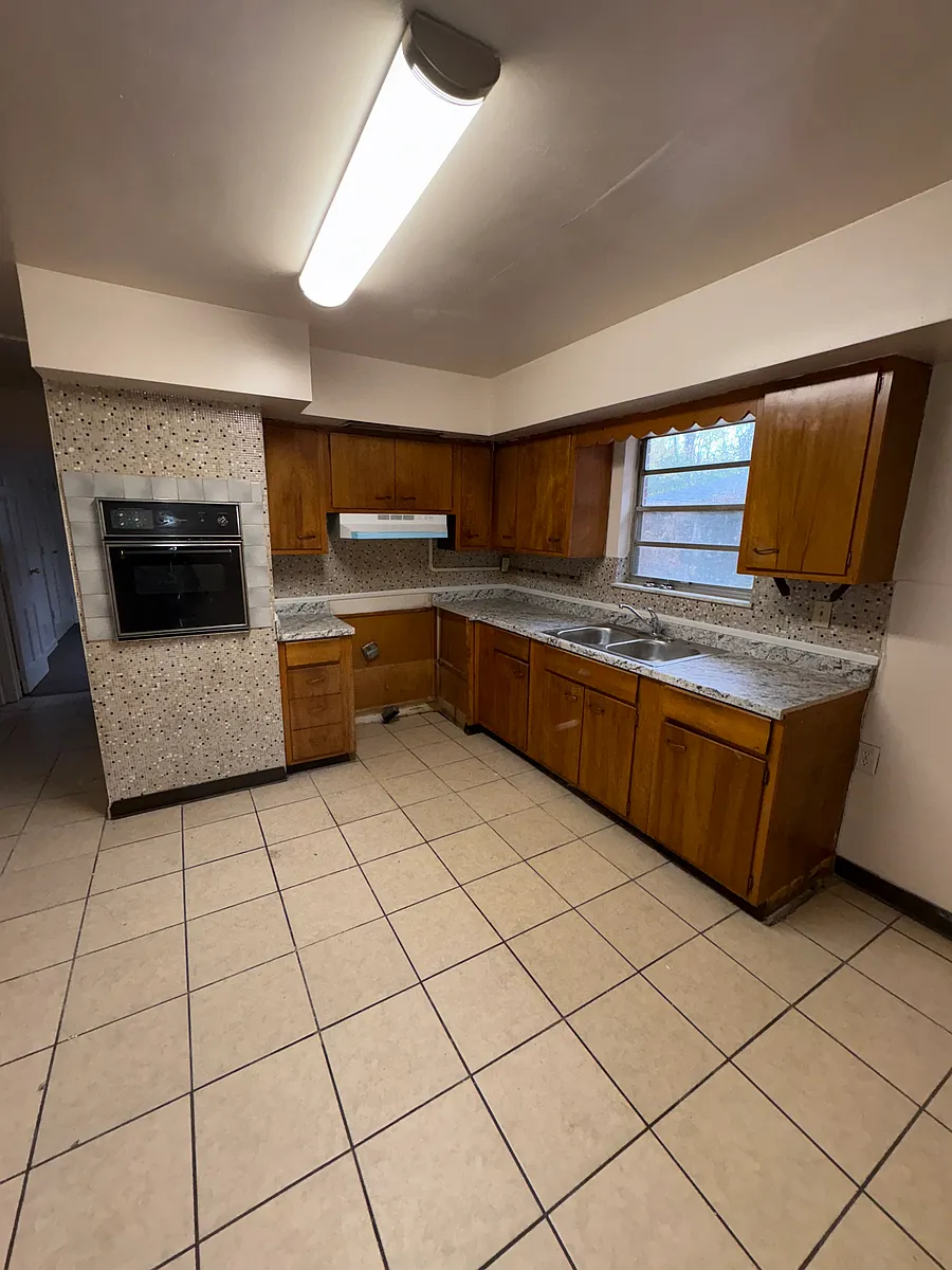 Kitchen - 628 W Norman Ave #628