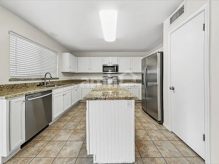 2015 E Daley Ln — Photo 3
