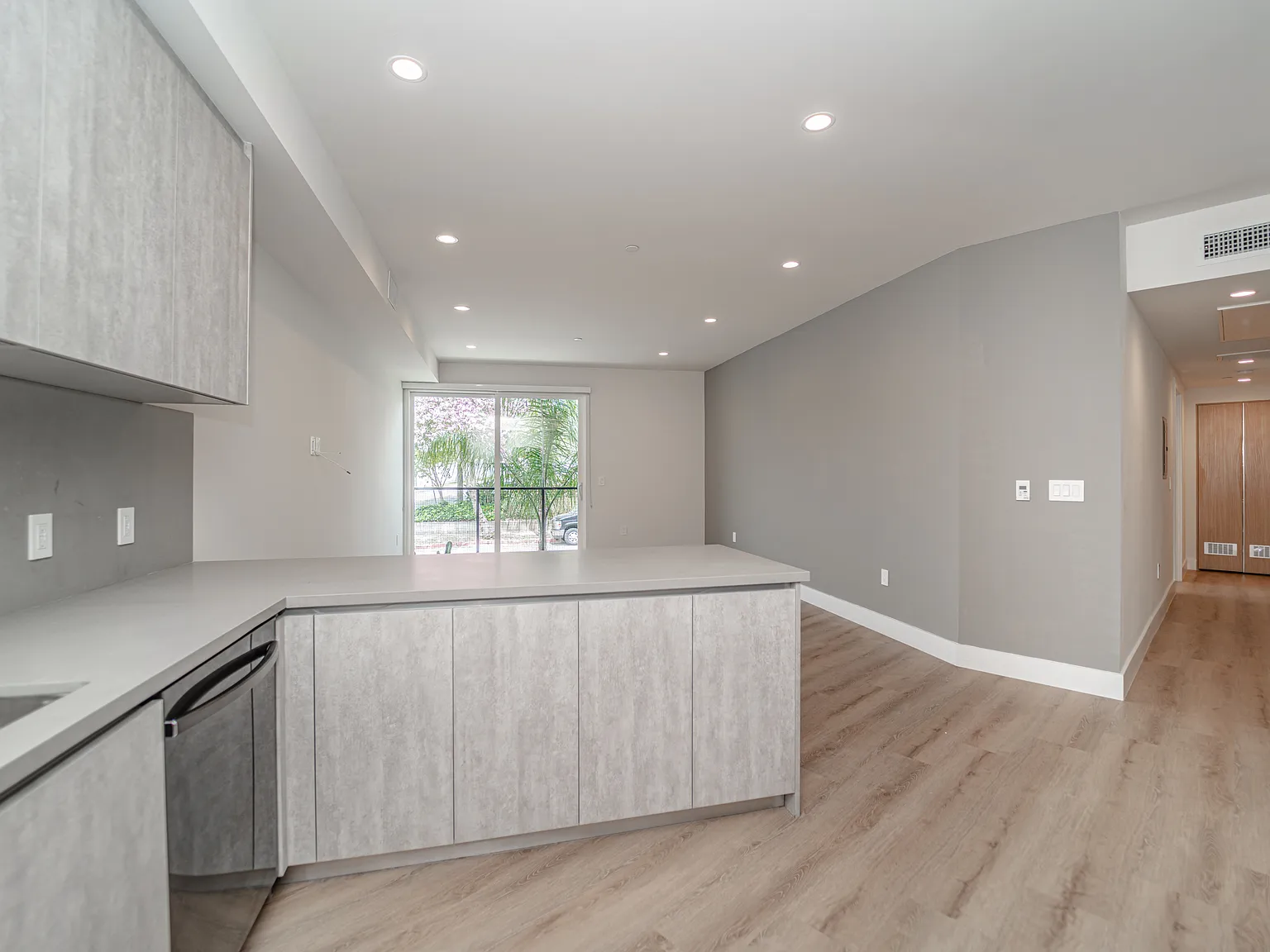 1 bed, 950 sqft, $3,342 — Photo 3