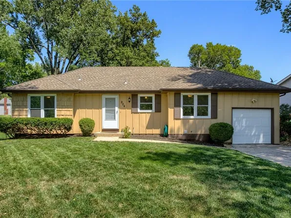 904 N Parkway Dr, Olathe, KS 66061