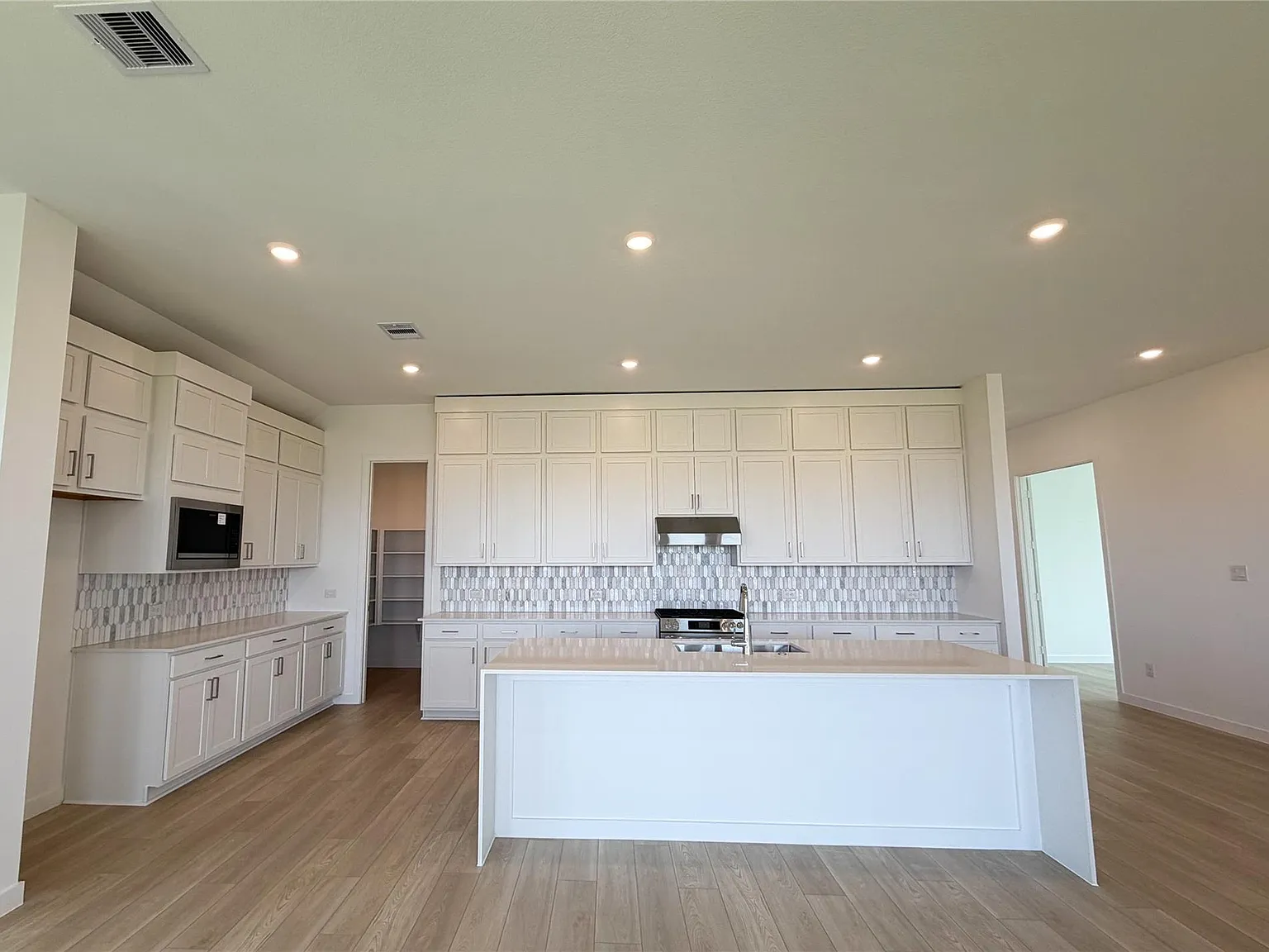4 bed, 3.0 bath, 2731 sqft, $2,800 — Photo 4