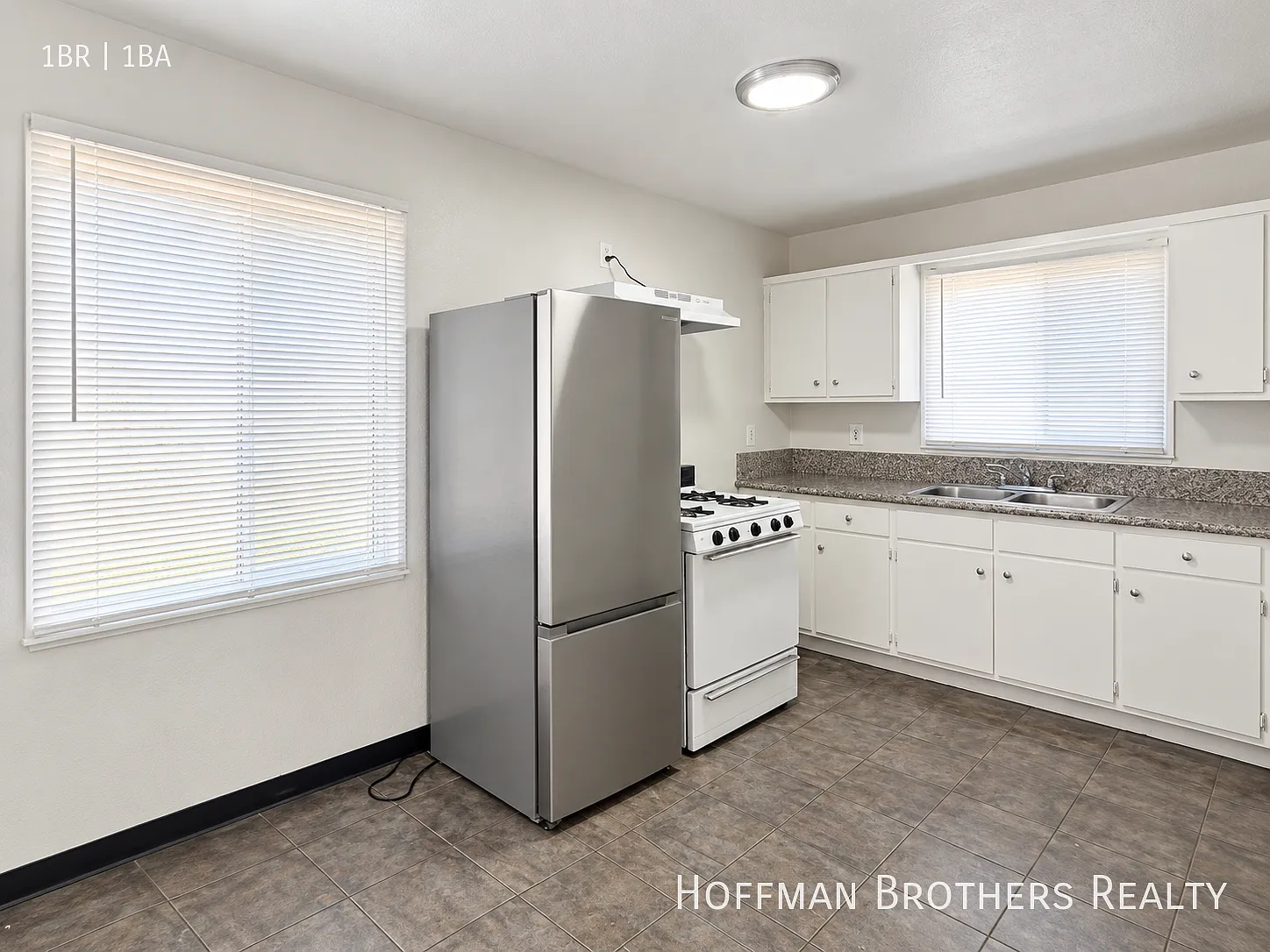 South LA Apartment with Parking & Easy Access to Daily Essentials — Photo 4