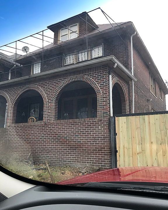 2nd image of 1590 Hubbard St