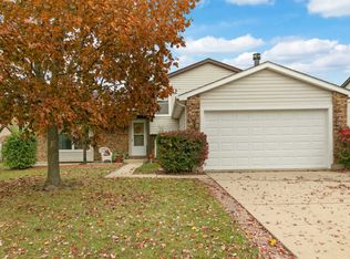 523 Waterford Dr, Lindenhurst, IL 60046