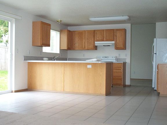 3rd image of 4025 Stikes Dr SE