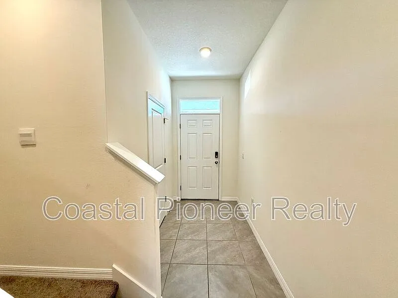 3 bed, 2.5 bath, 1758 sqft, $2,075 — Photo 2