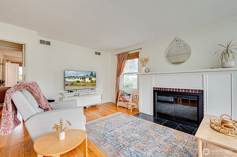 3rd image of 813 N 16th Avenue
