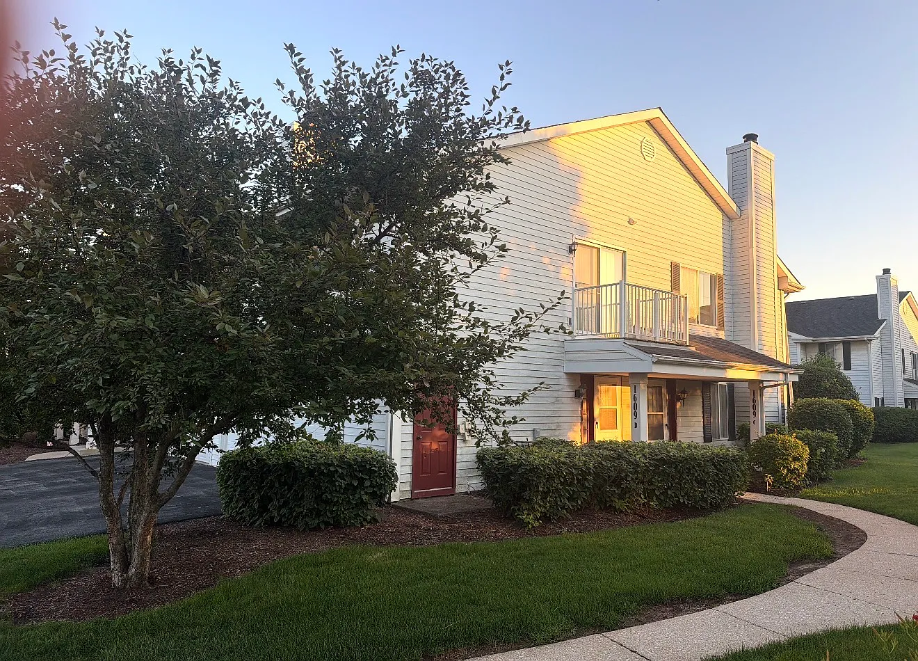 2 bed, 1044 sqft, $2,200 — Photo 2