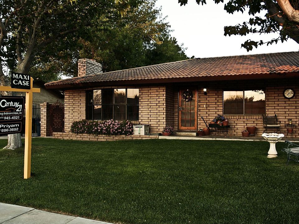 2nd image of 42978 Cherbourg Ln