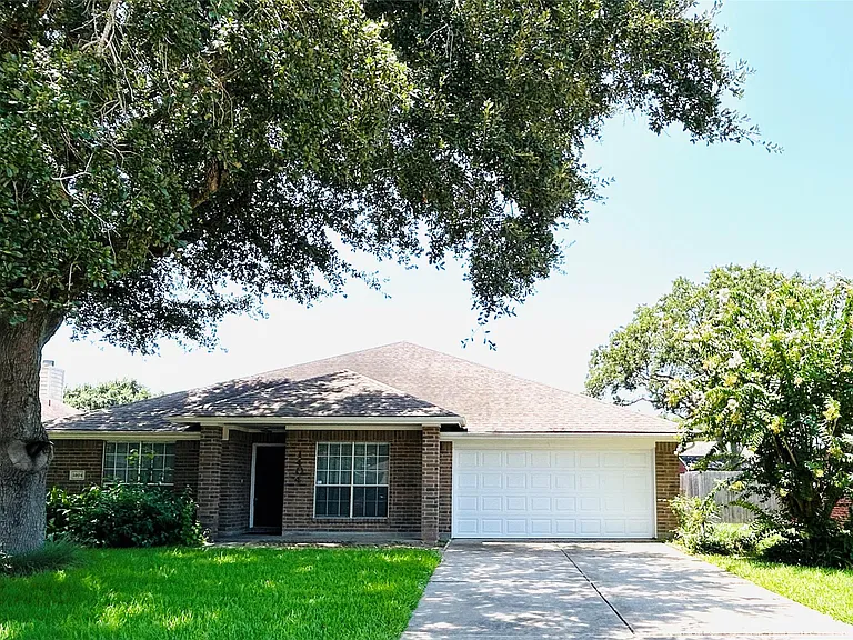 1404 Helmsley Dr — Photo 3