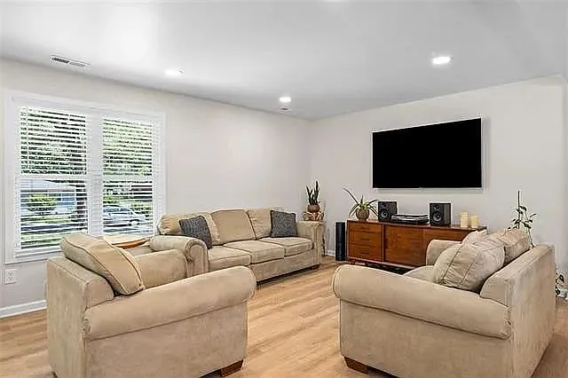 1407 NE 62nd St — Photo 14