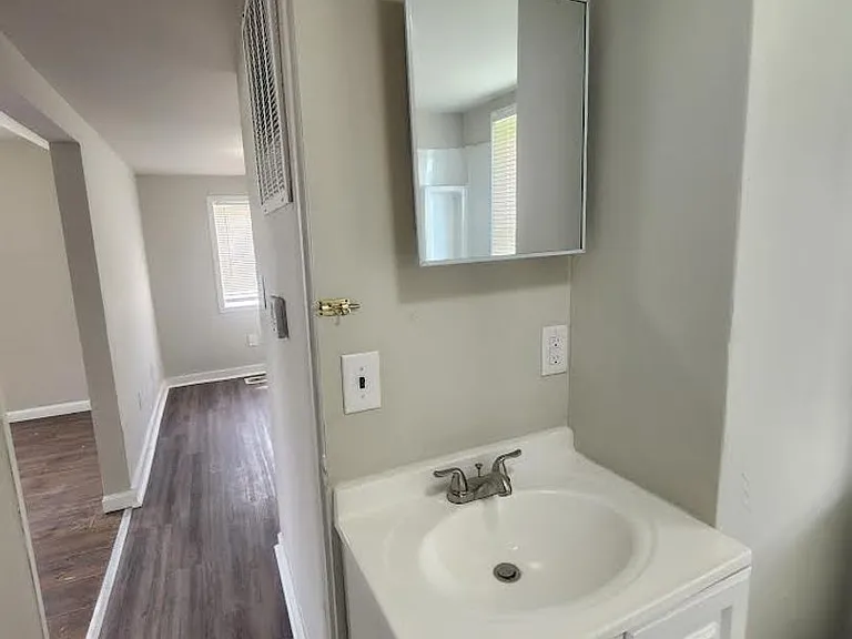 565 S Webster Ave — Photo 6