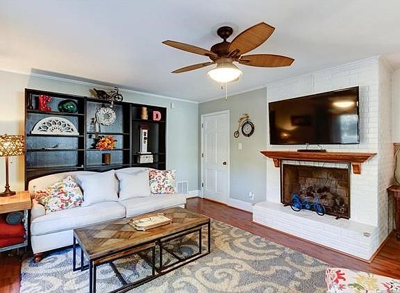 3rd image of 2647 Camelot Dr