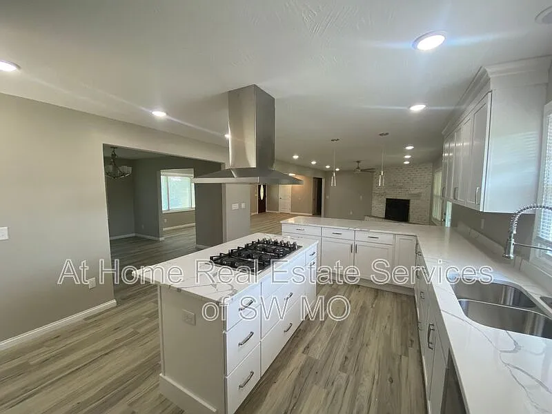 3 bed, 3.0 bath, 3500 sqft, $2,500 — Photo 1