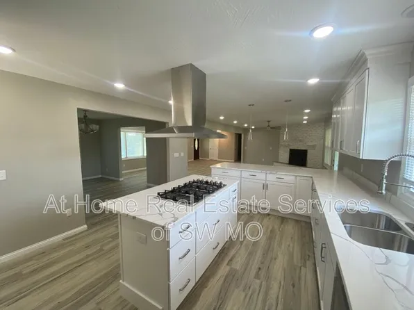 3129 N Farm Road 127, Springfield, MO 65803