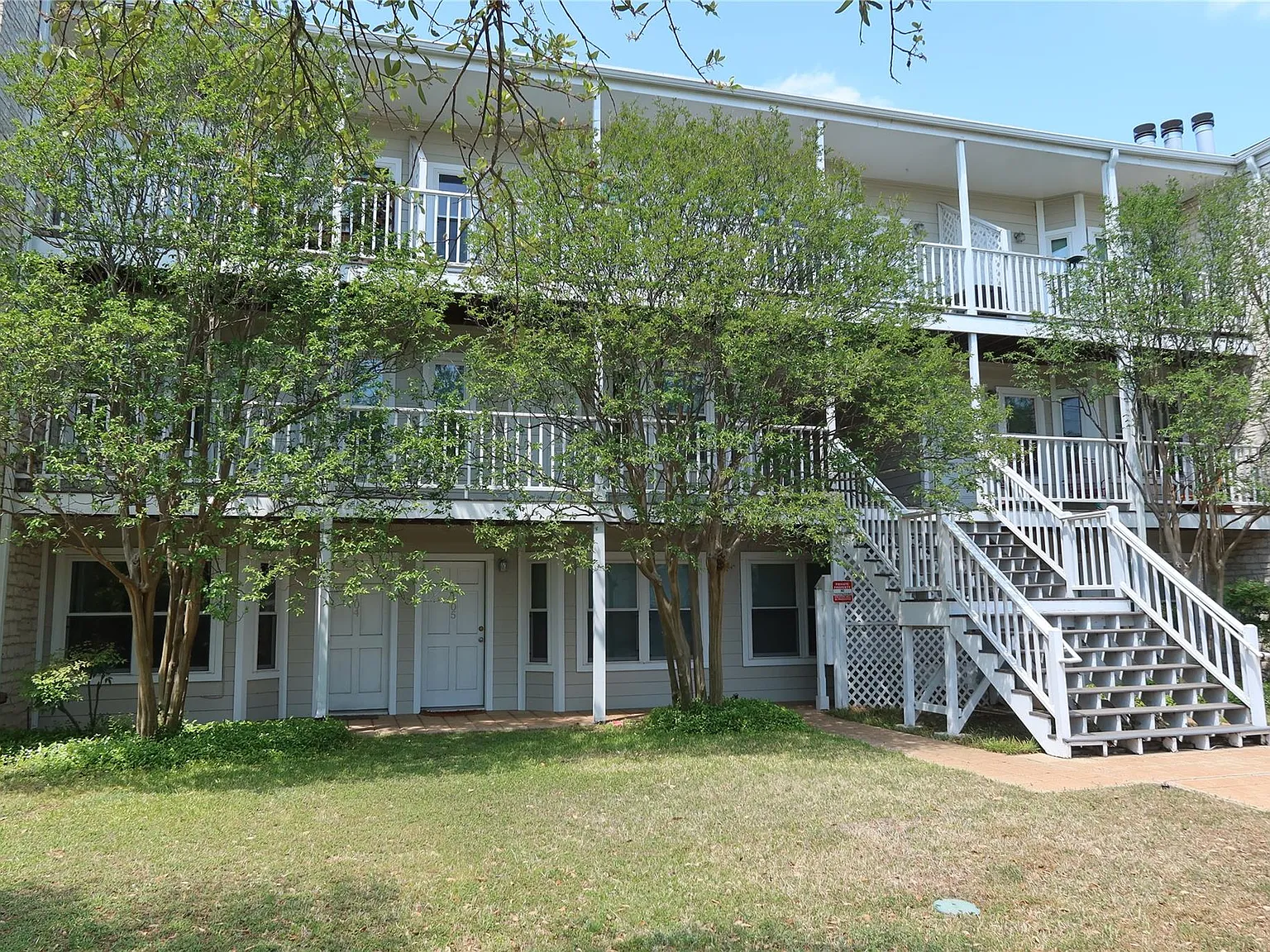 1 bed, 1.0 bath, 377 sqft, $1,050 — Photo 1