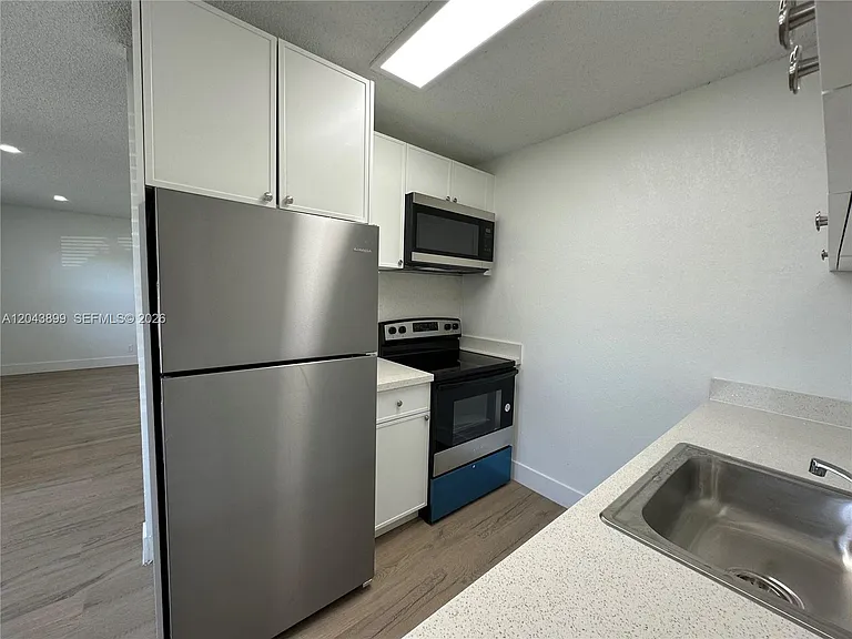 899 NE 15th St #3 — Photo 4