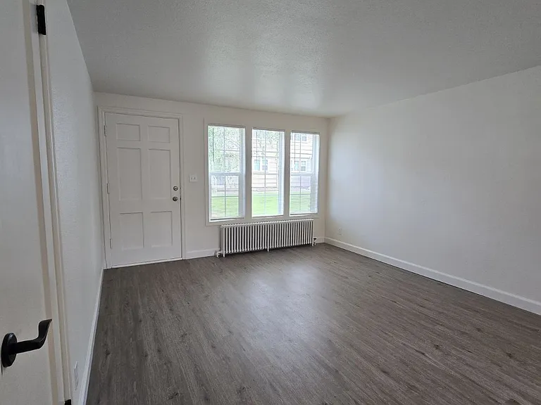 441 NE Winchester St — Photo 10