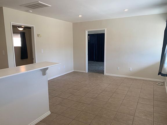 Living room/dining area