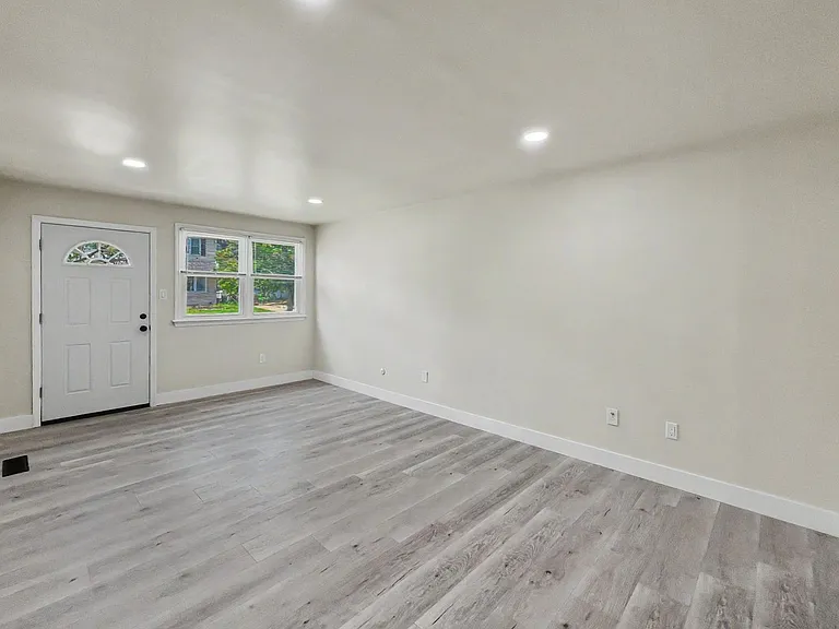 200 E Maple Ave — Photo 37
