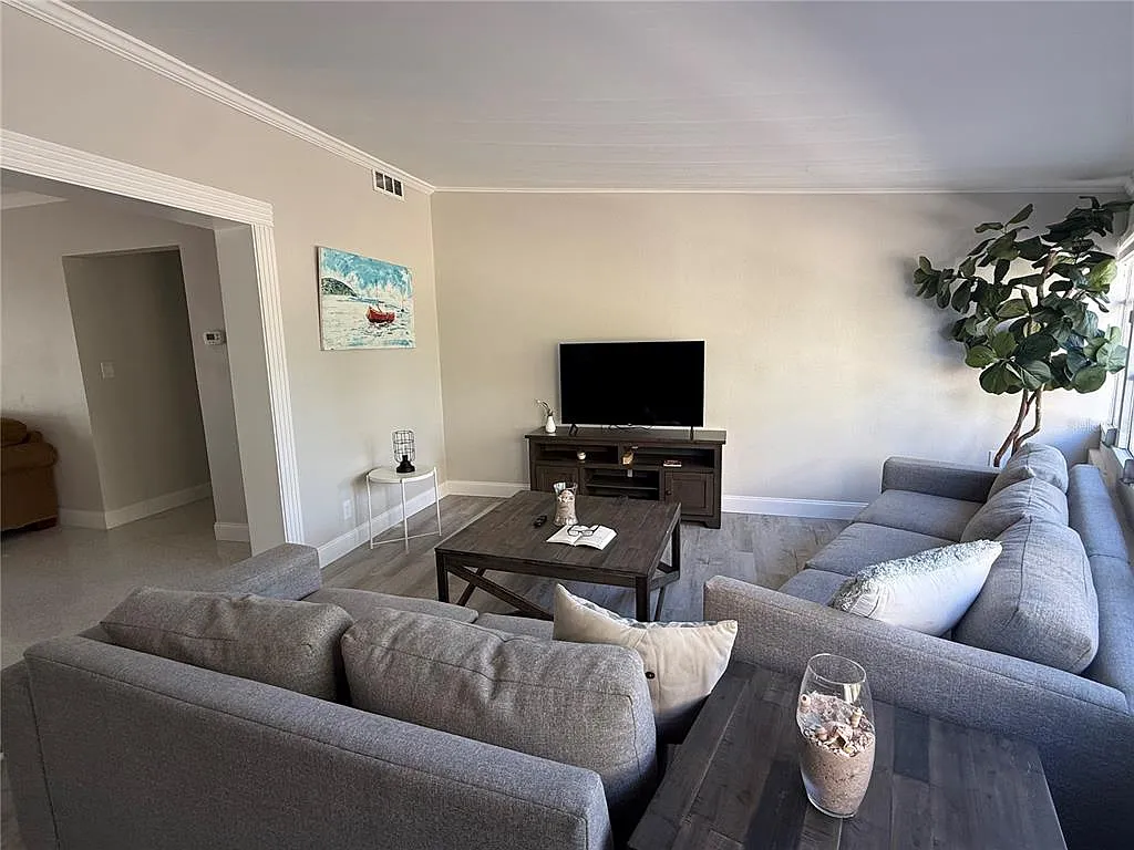 3 bed, 2.0 bath, 1626 sqft, $7,500 — Photo 2